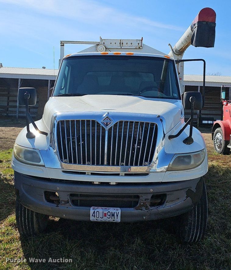 image for item EJ5912 2007 International 4400 feed delivery truck