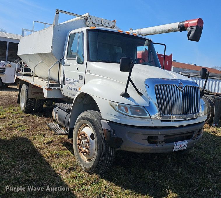image for item EJ5912 2007 International 4400 feed delivery truck