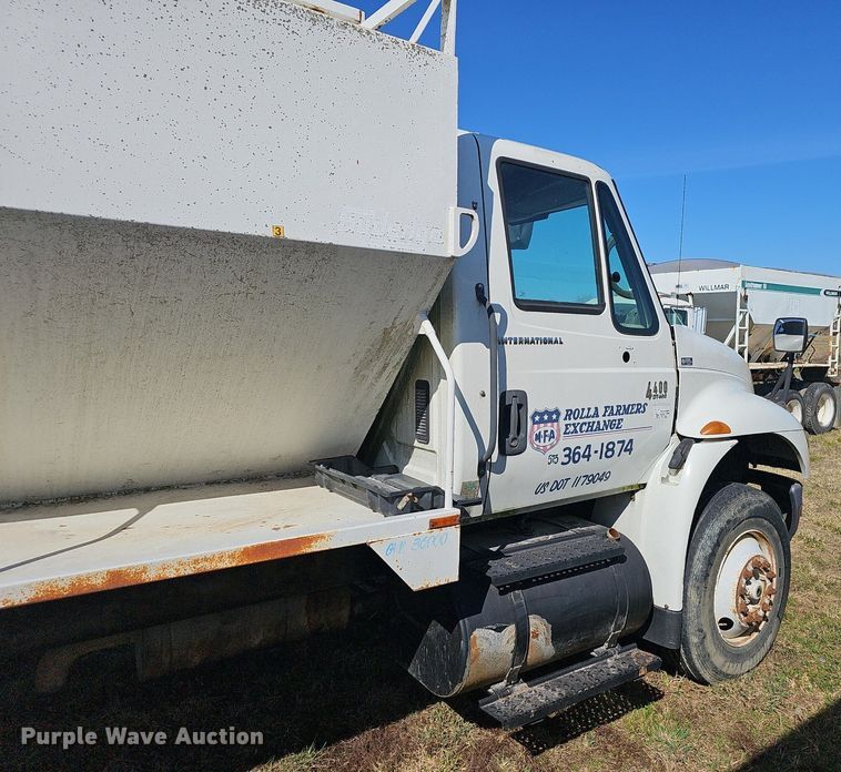 image for item EJ5912 2007 International 4400 feed delivery truck