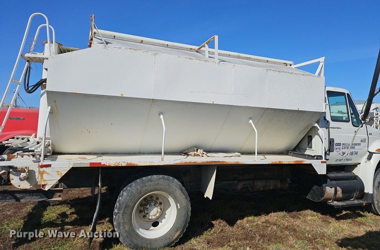 image for item EJ5912 2007 International 4400 feed delivery truck