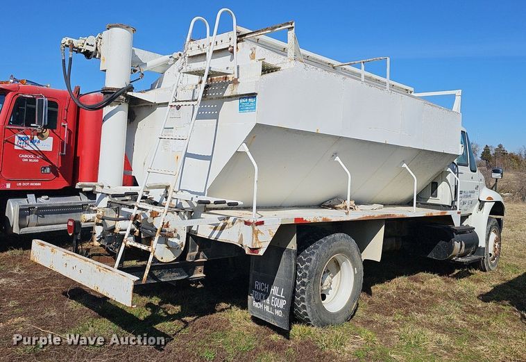 image for item EJ5912 2007 International 4400 feed delivery truck