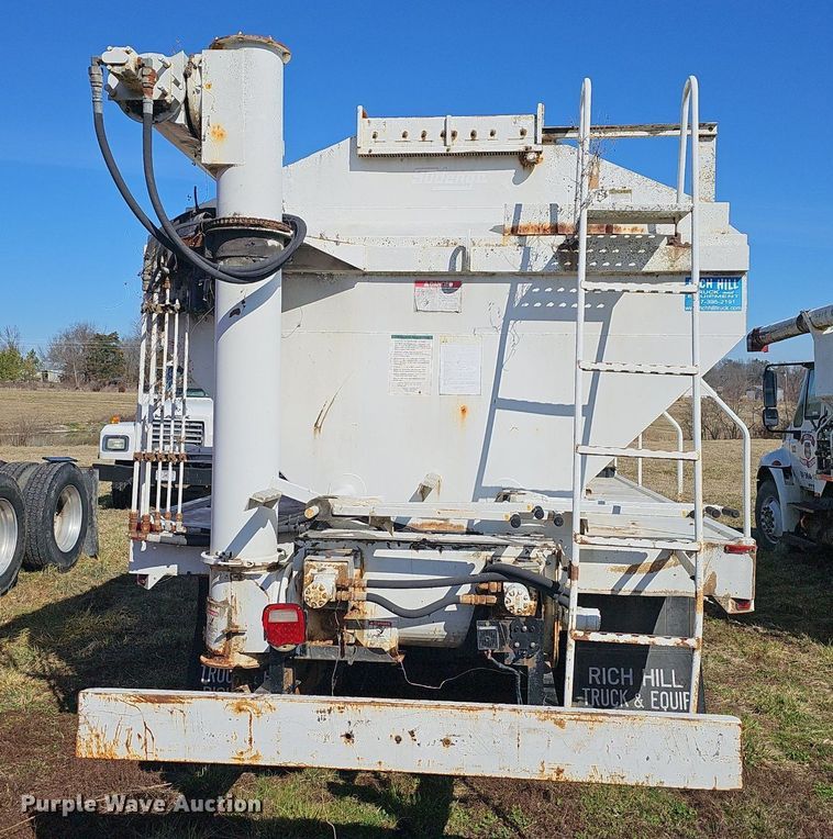 image for item EJ5912 2007 International 4400 feed delivery truck