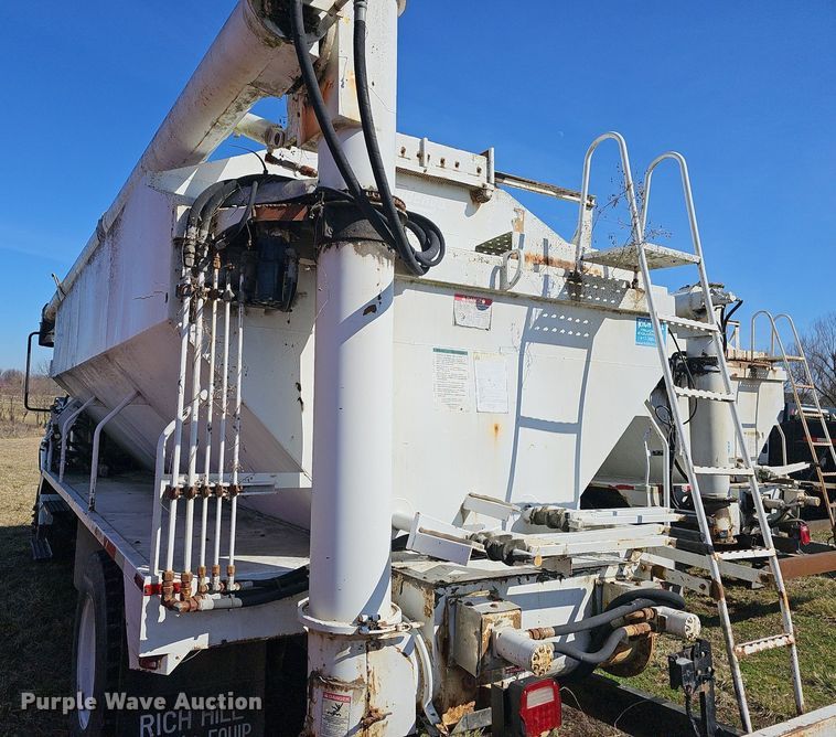 image for item EJ5912 2007 International 4400 feed delivery truck