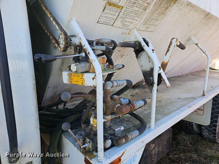 image for item EJ5912 2007 International 4400 feed delivery truck