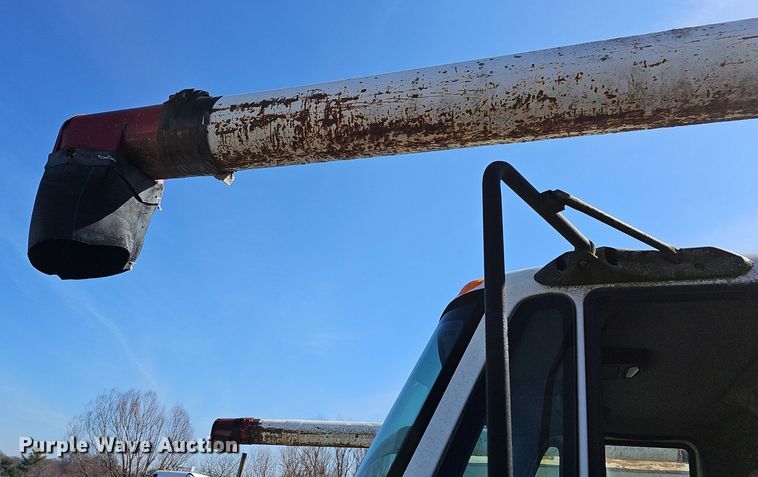 image for item EJ5912 2007 International 4400 feed delivery truck