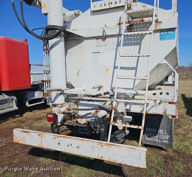 image for item EJ5912 2007 International 4400 feed delivery truck