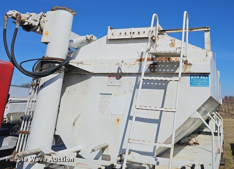 image for item EJ5912 2007 International 4400 feed delivery truck