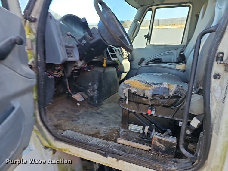 image for item EJ5912 2007 International 4400 feed delivery truck