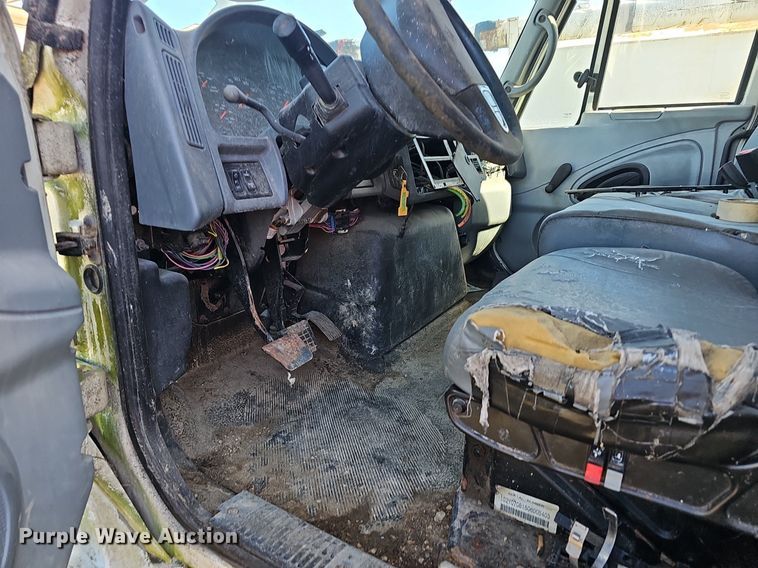 image for item EJ5912 2007 International 4400 feed delivery truck