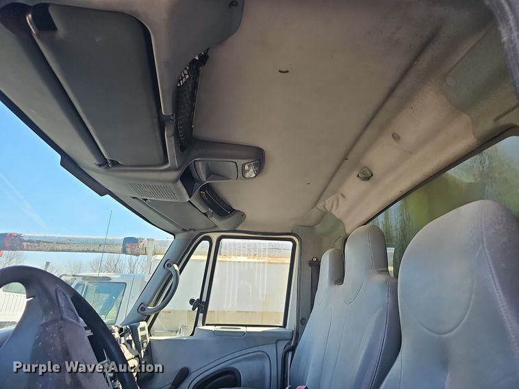 image for item EJ5912 2007 International 4400 feed delivery truck