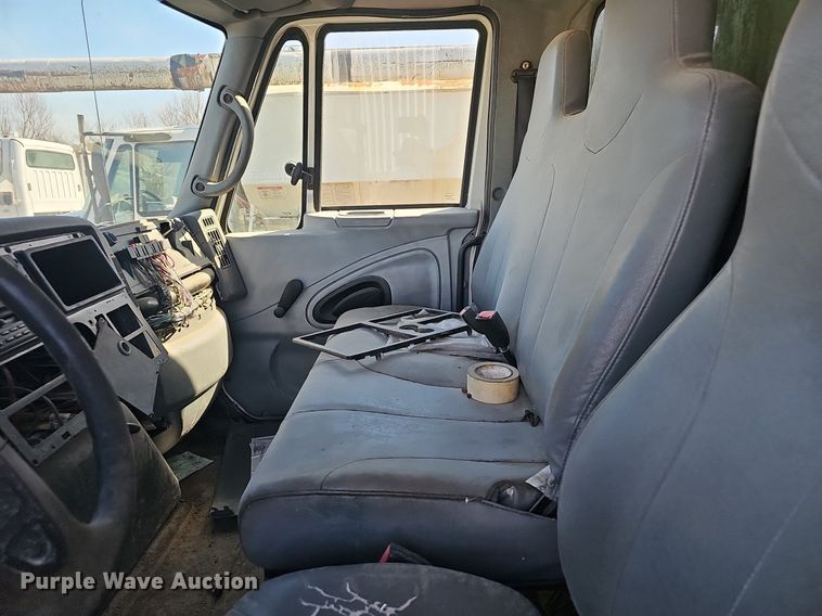 image for item EJ5912 2007 International 4400 feed delivery truck