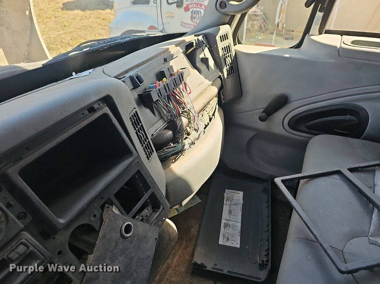 image for item EJ5912 2007 International 4400 feed delivery truck