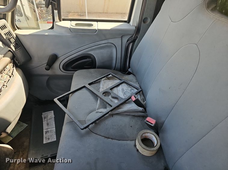 image for item EJ5912 2007 International 4400 feed delivery truck