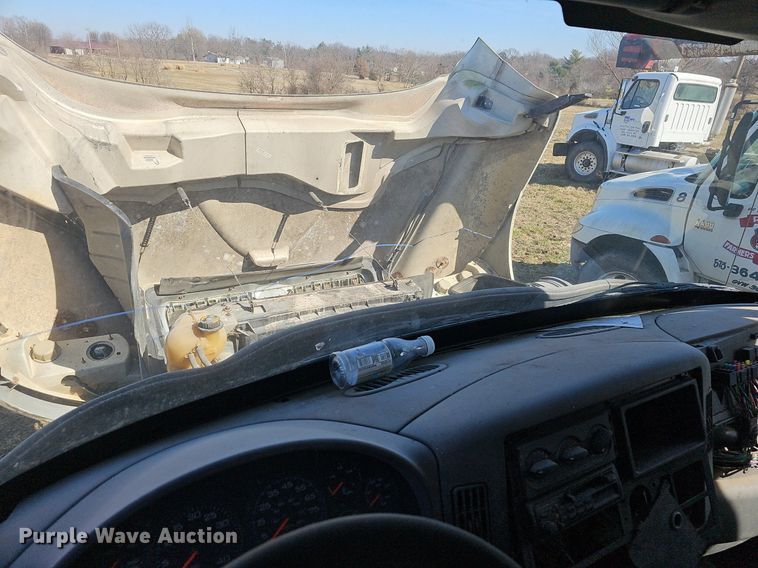 image for item EJ5912 2007 International 4400 feed delivery truck