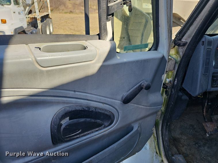 image for item EJ5912 2007 International 4400 feed delivery truck