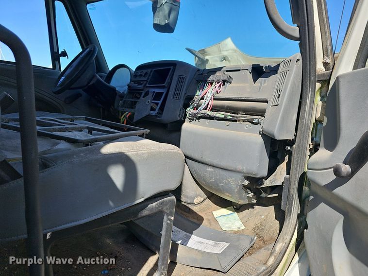 image for item EJ5912 2007 International 4400 feed delivery truck