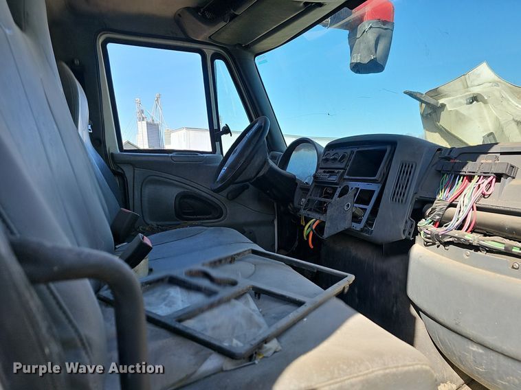 image for item EJ5912 2007 International 4400 feed delivery truck