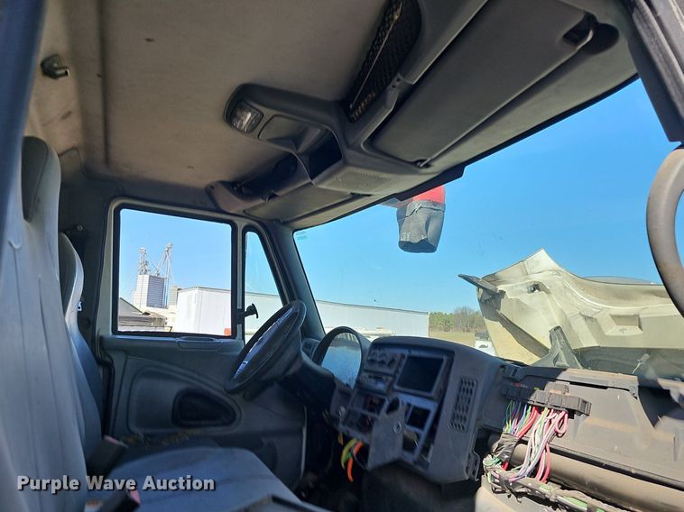 image for item EJ5912 2007 International 4400 feed delivery truck