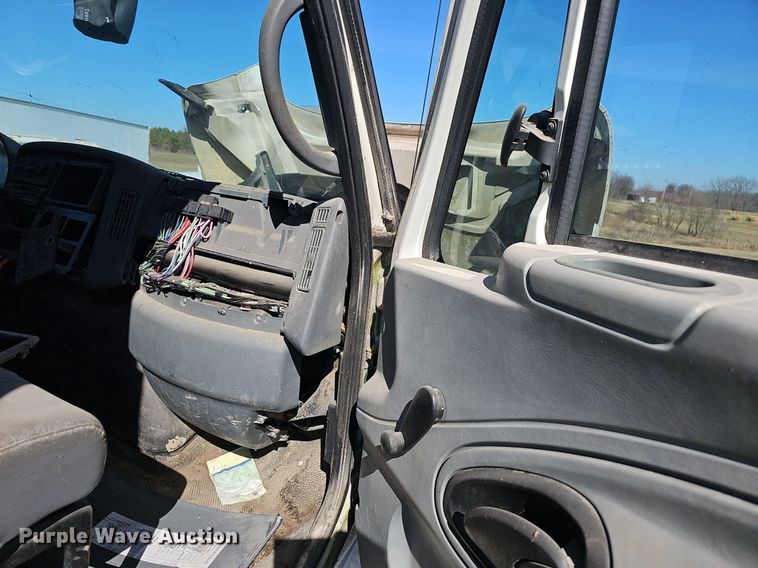 image for item EJ5912 2007 International 4400 feed delivery truck