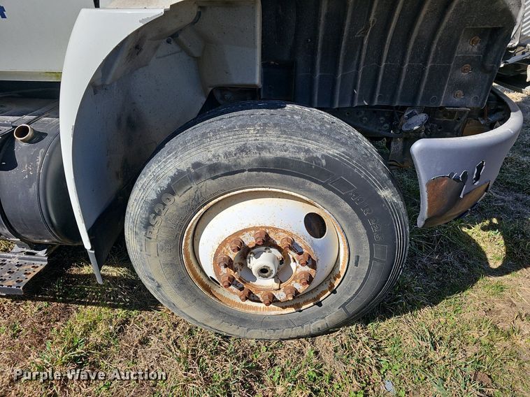 image for item EJ5912 2007 International 4400 feed delivery truck