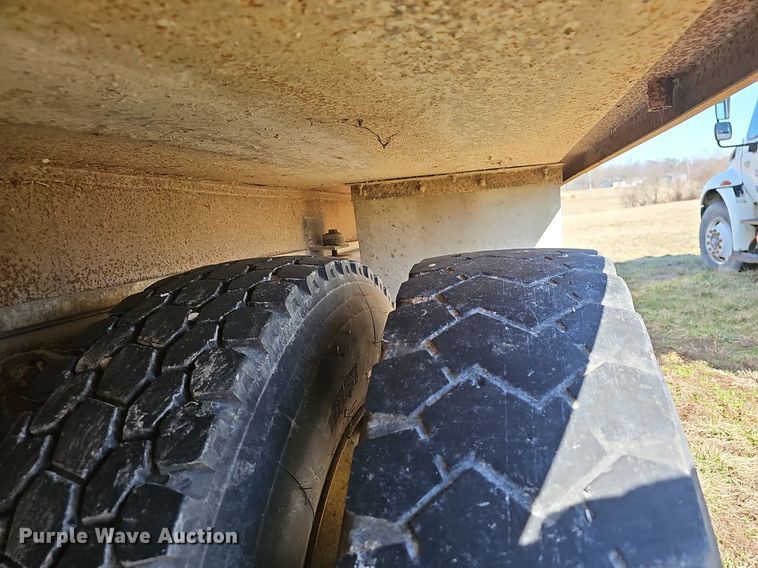 image for item EJ5912 2007 International 4400 feed delivery truck