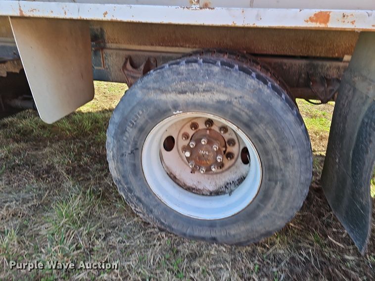 image for item EJ5912 2007 International 4400 feed delivery truck