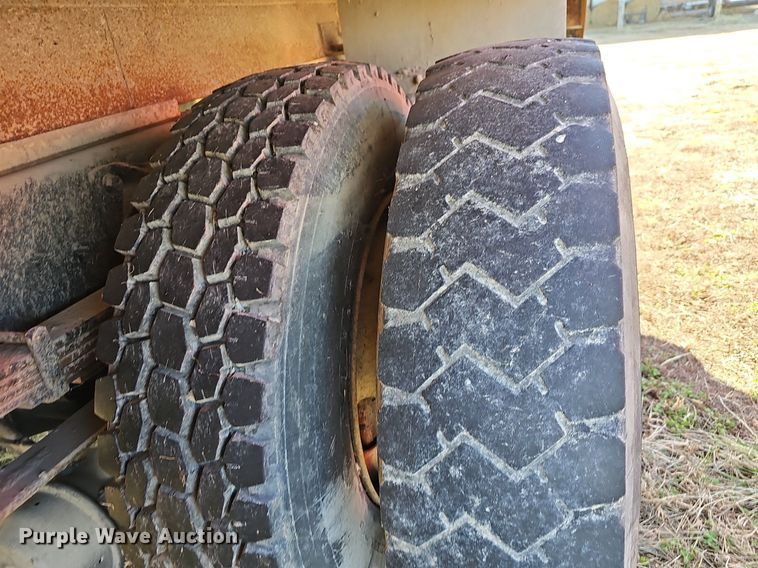 image for item EJ5912 2007 International 4400 feed delivery truck