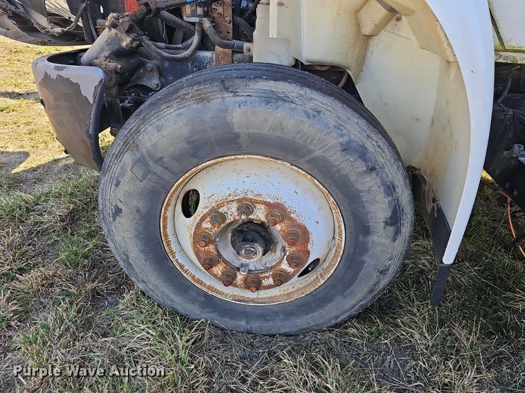 image for item EJ5912 2007 International 4400 feed delivery truck