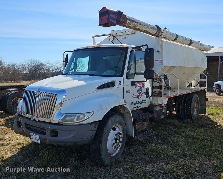 image for item EJ5913 2004 International 4400 feed delivery truck