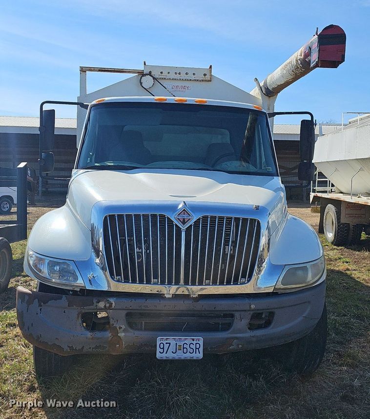 image for item EJ5913 2004 International 4400 feed delivery truck