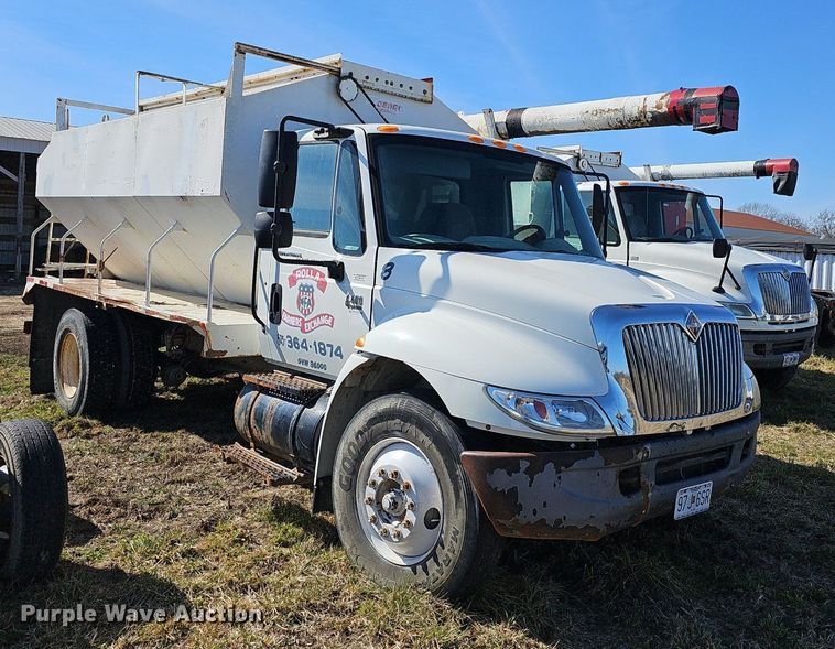 image for item EJ5913 2004 International 4400 feed delivery truck