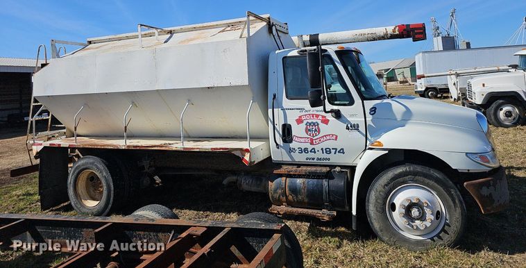 image for item EJ5913 2004 International 4400 feed delivery truck