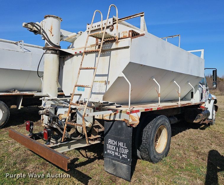 image for item EJ5913 2004 International 4400 feed delivery truck