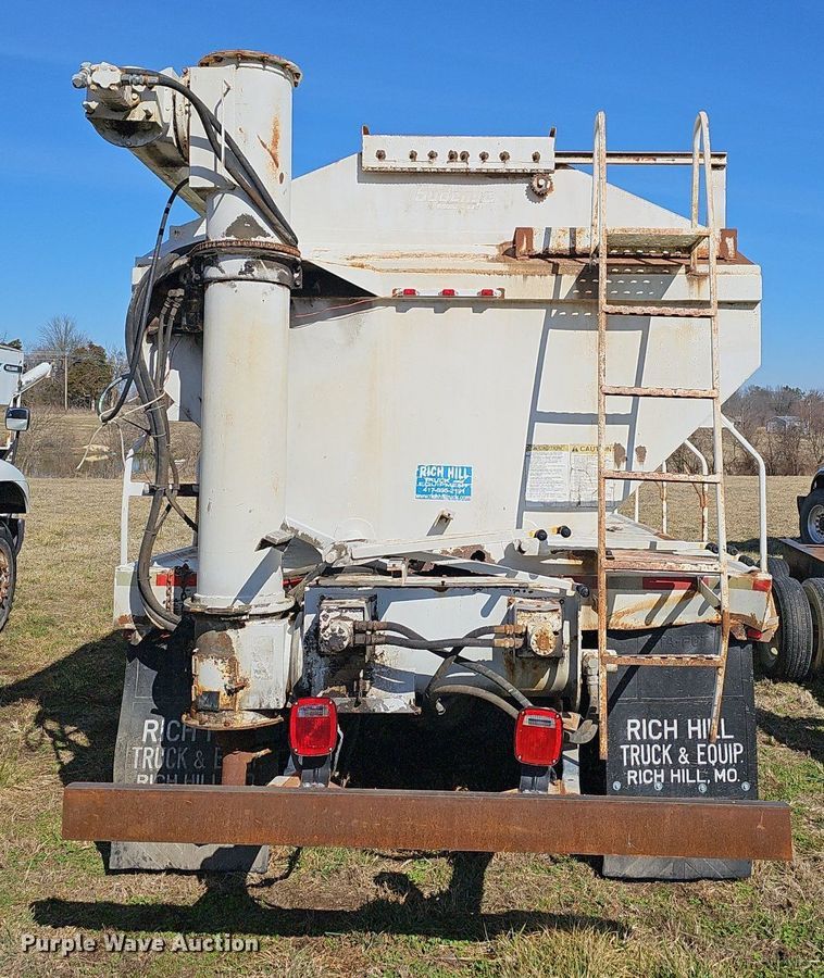 image for item EJ5913 2004 International 4400 feed delivery truck