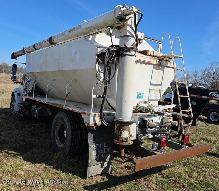 image for item EJ5913 2004 International 4400 feed delivery truck