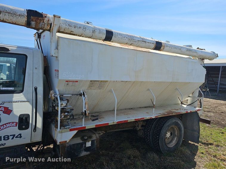 image for item EJ5913 2004 International 4400 feed delivery truck