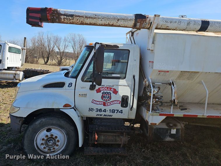 image for item EJ5913 2004 International 4400 feed delivery truck