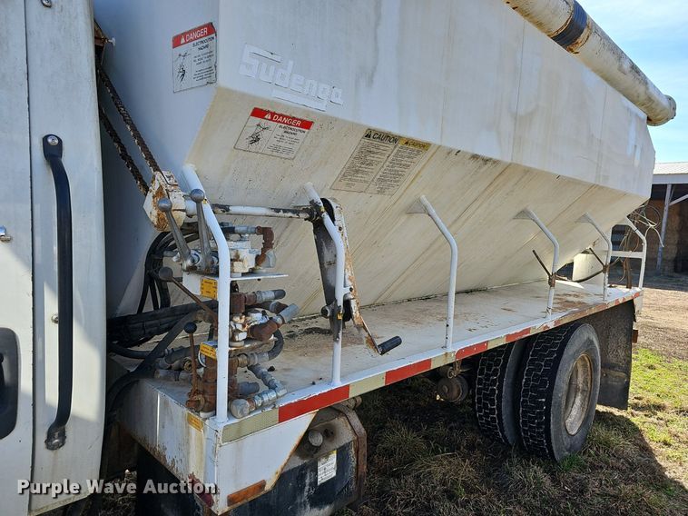 image for item EJ5913 2004 International 4400 feed delivery truck