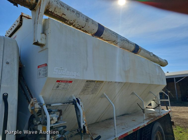 image for item EJ5913 2004 International 4400 feed delivery truck