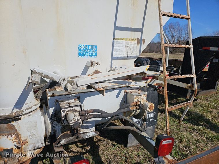 image for item EJ5913 2004 International 4400 feed delivery truck