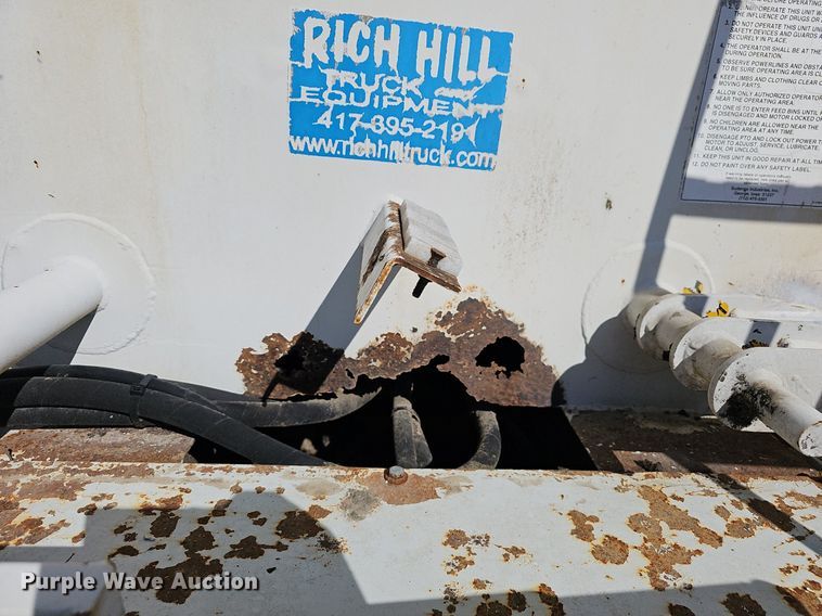 image for item EJ5913 2004 International 4400 feed delivery truck