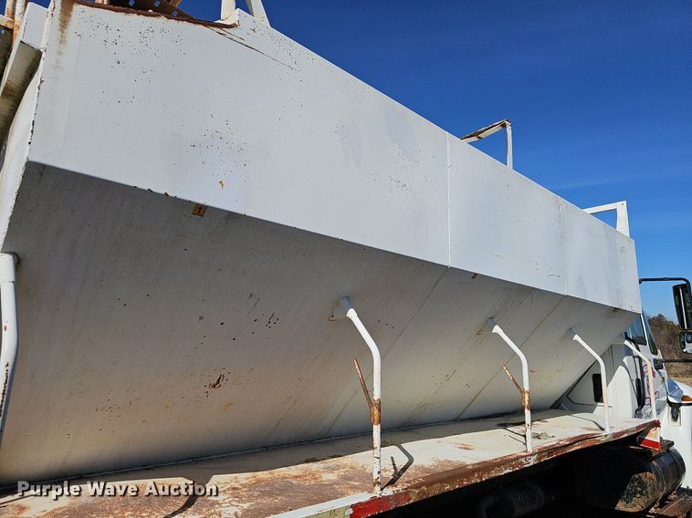 image for item EJ5913 2004 International 4400 feed delivery truck