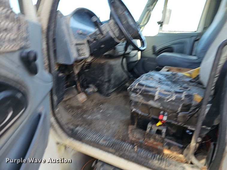 image for item EJ5913 2004 International 4400 feed delivery truck