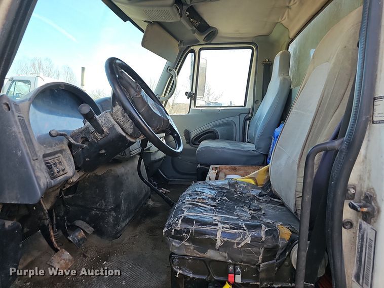 image for item EJ5913 2004 International 4400 feed delivery truck