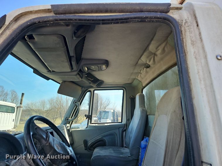 image for item EJ5913 2004 International 4400 feed delivery truck