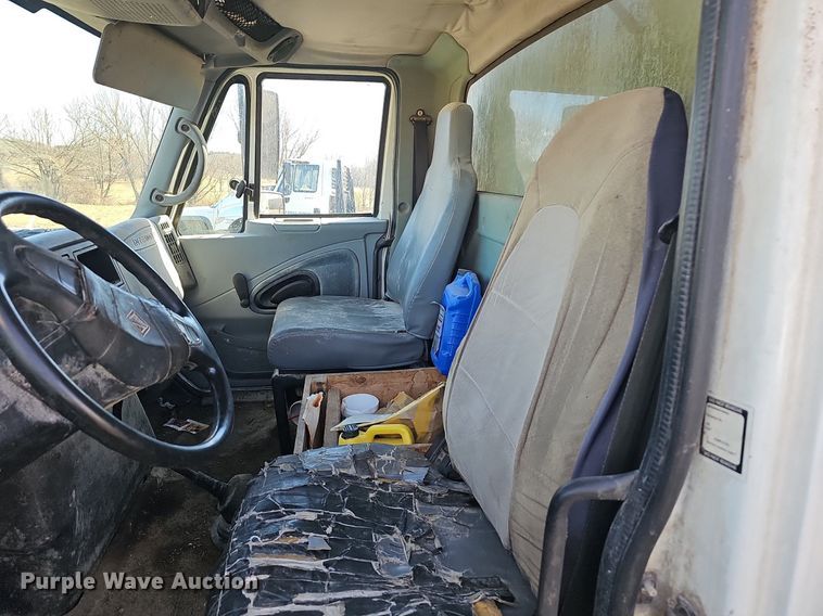 image for item EJ5913 2004 International 4400 feed delivery truck