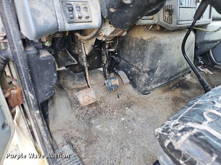 image for item EJ5913 2004 International 4400 feed delivery truck