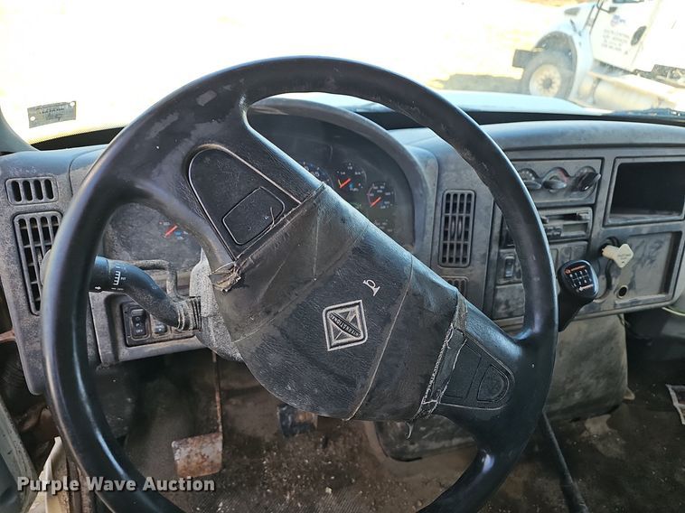 image for item EJ5913 2004 International 4400 feed delivery truck