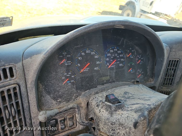 image for item EJ5913 2004 International 4400 feed delivery truck