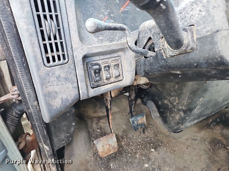 image for item EJ5913 2004 International 4400 feed delivery truck